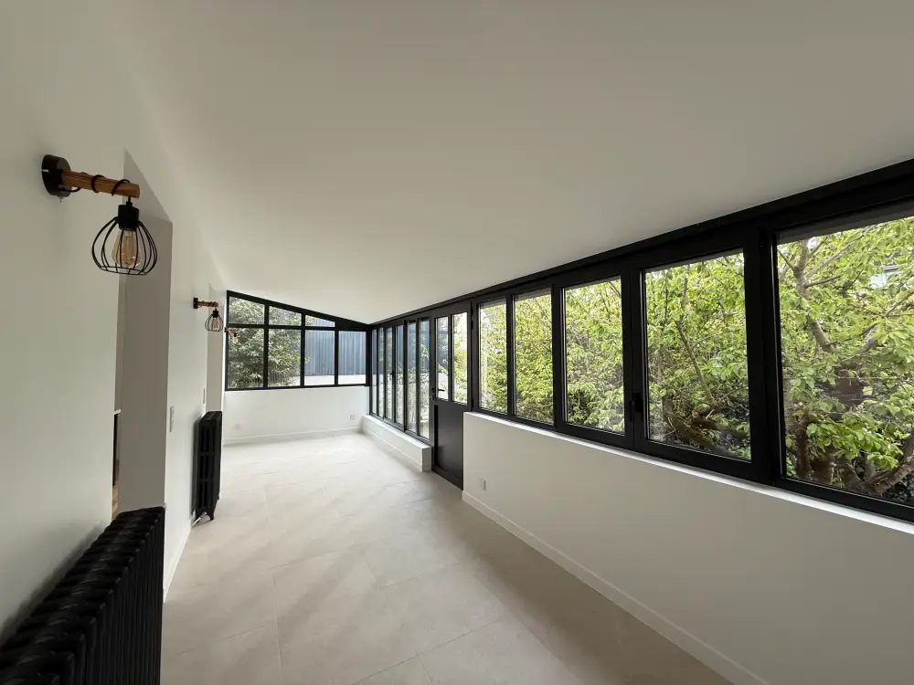 Verrière intérieure lumineuse après rénovation d’une maison à Clamart