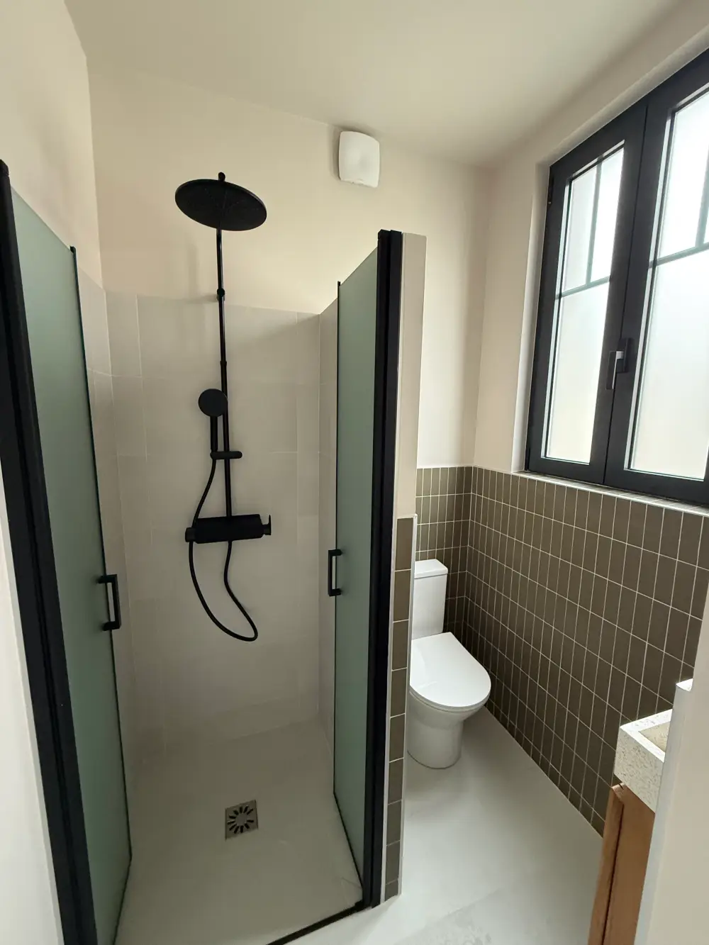 Salle d’eau rénovée avec douche à l’italienne et robinetterie noire à Clamart