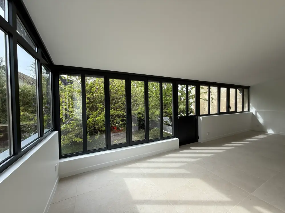 Verrière rénovée avec menuiseries noires dans une maison à Clamart