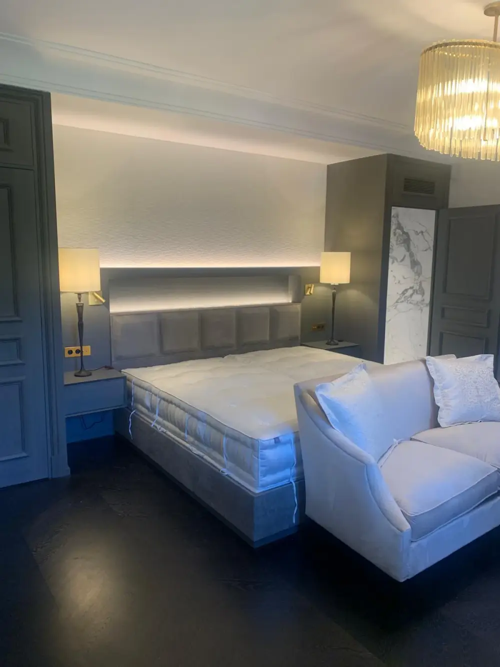 Chambre rénovée avec tête de lit sur mesure et éclairage intégré en Île-de-France