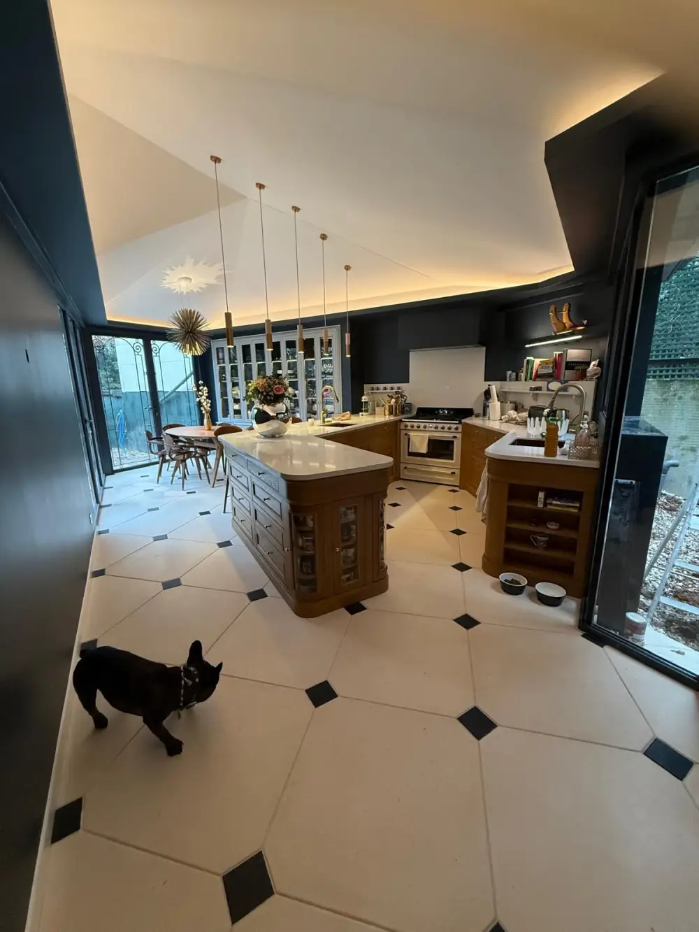 Cuisine haut de gamme rénovée avec verrière et sol à cabochons en Île-de-France
