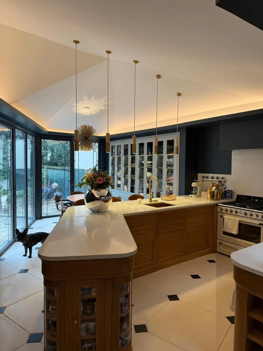 Cuisine rénovée avec îlot central en bois et verrière en Île-de-France