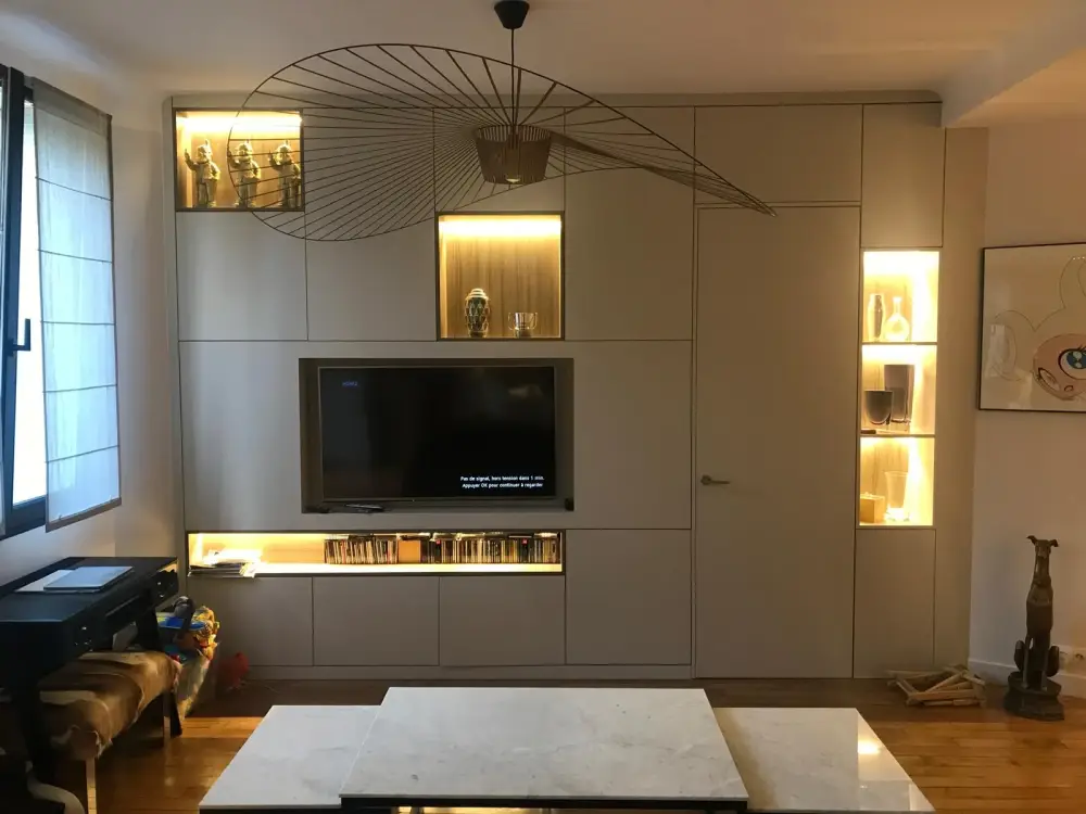 Meuble TV intégré avec rangements sur mesure et niches éclairées en Île-de-France