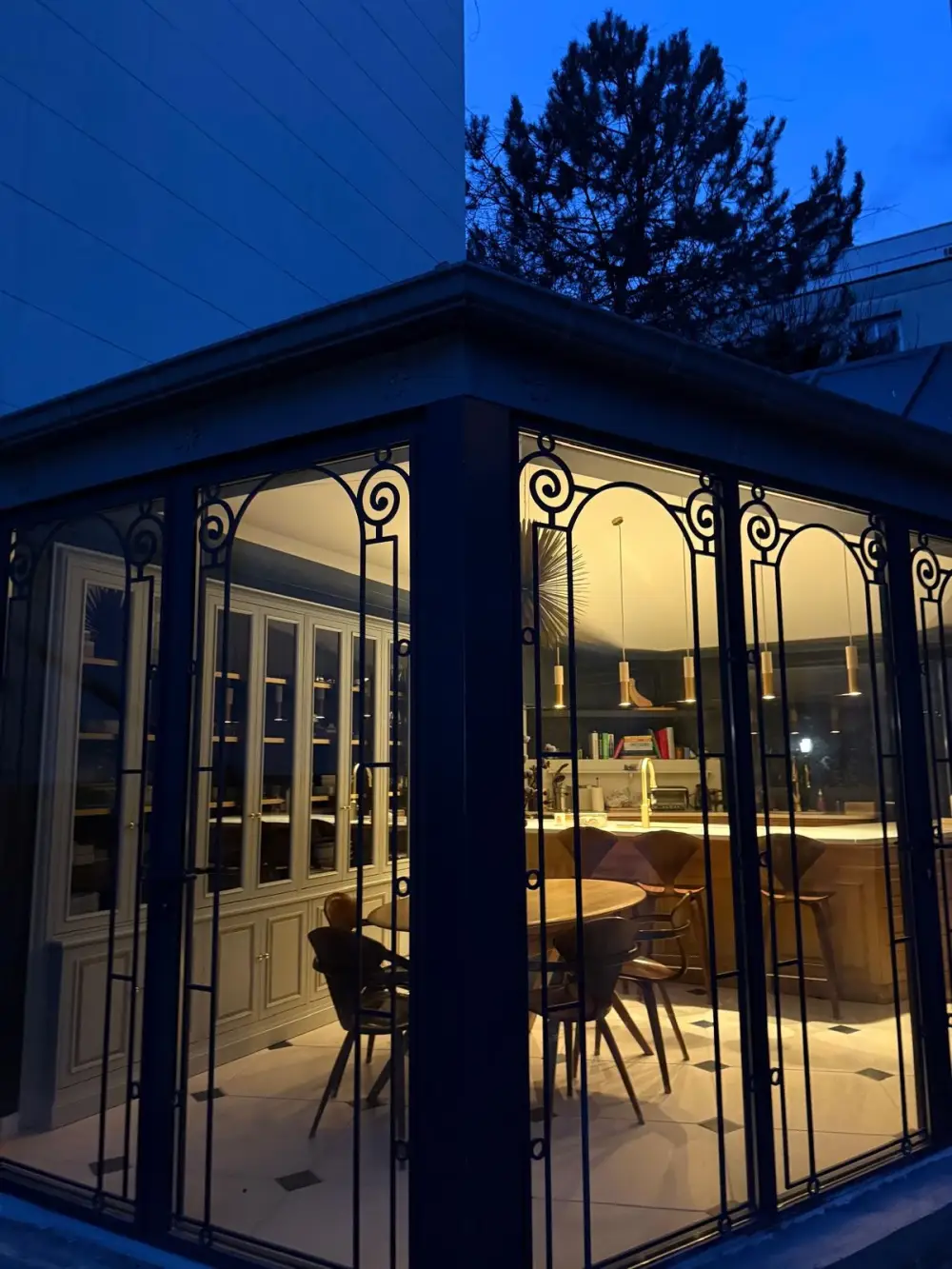 Extension vitrée avec verrière et accès direct à la cuisine rénovée en Île-de-France