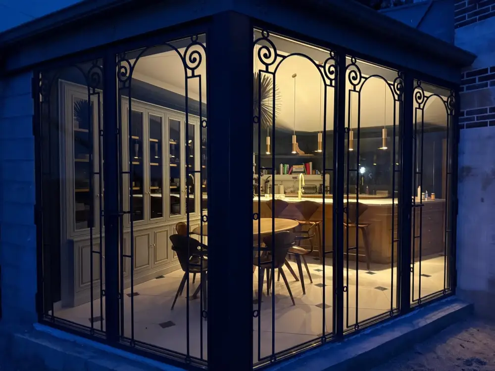 Verrière ancienne rénovée avec menuiseries métalliques noires en Île-de-France