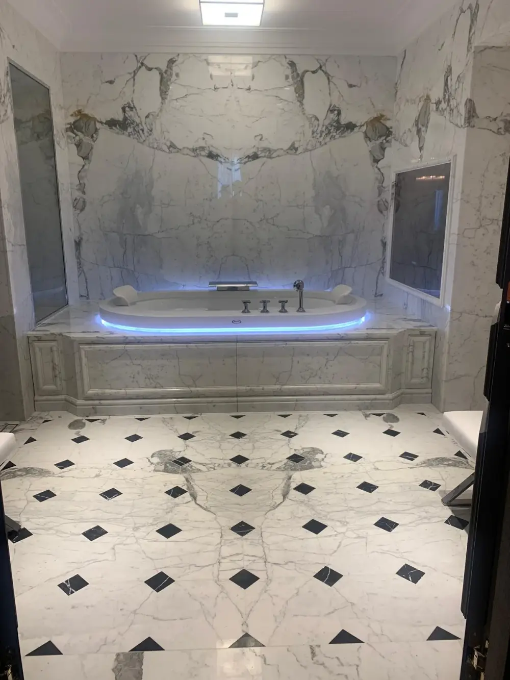 Baignoire balnéo avec éclairage intégré dans une salle de bain en marbre