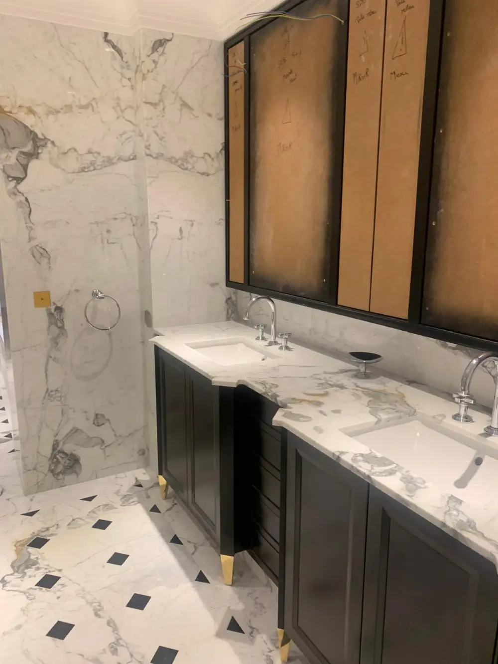 Salle de bain en marbre avec coiffeuse, double vasque et douche