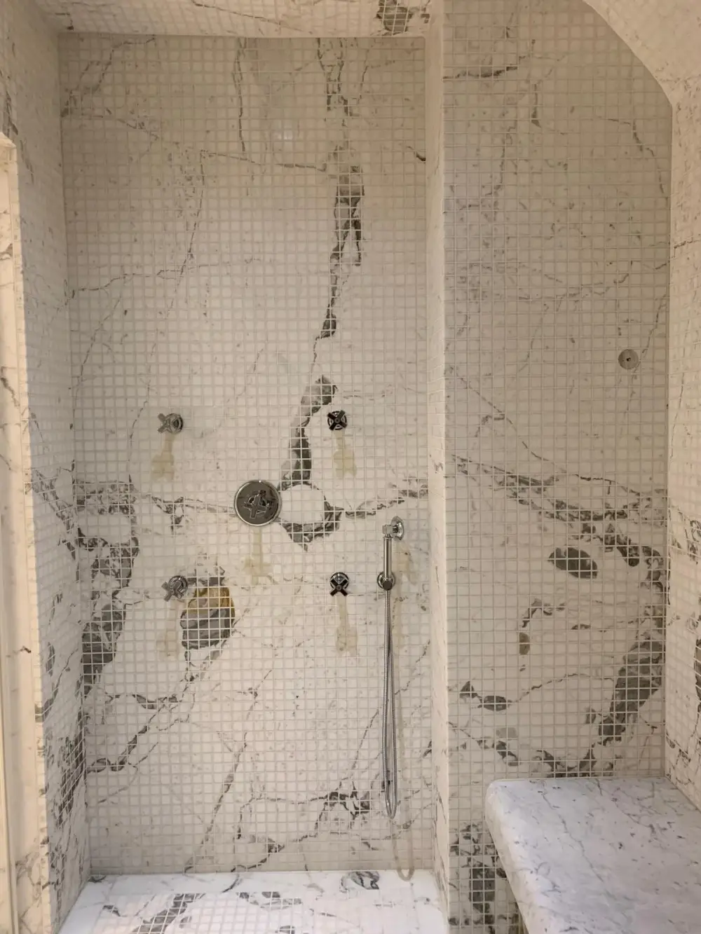 Douche en mosaïque effet marbre avec ciel de pluie intégré