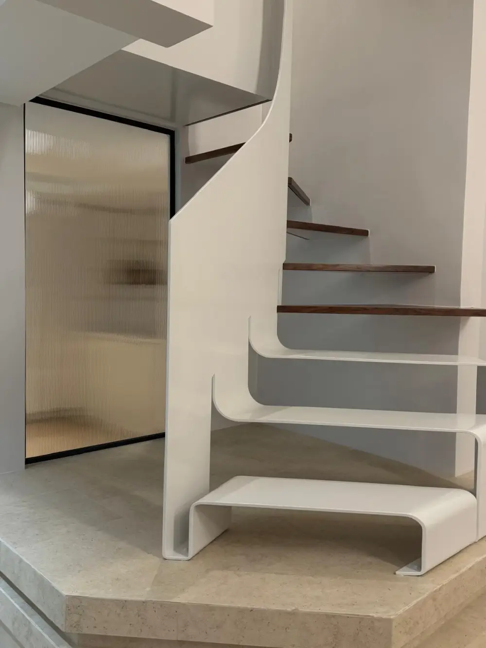 Escalier contemporain avec marches en bois et départ arrondi