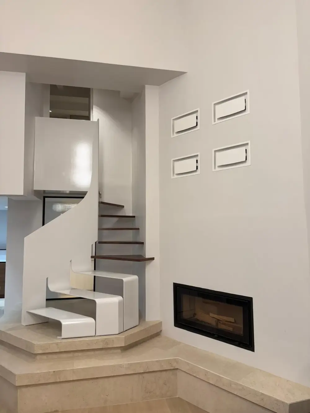 Escalier d’appartement rénové avec garde-corps blanc sur mesure