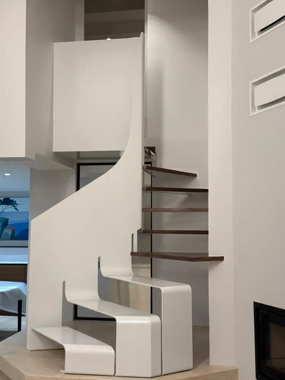 Escalier intérieur avec marches en bois et garde-corps blanc contemporain