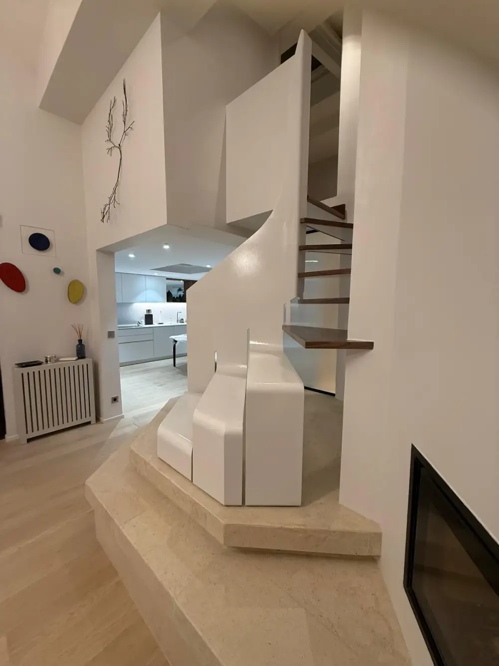 Escalier sur mesure dans un appartement rénové avec cheminée intégrée